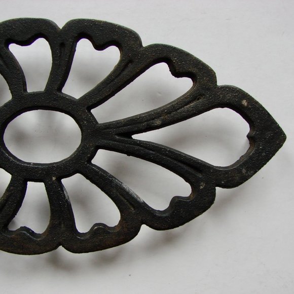 Vintage Wilton Vintage Black Cast Iron Trivet Arrow Shape Footed - Picture 3 of 5